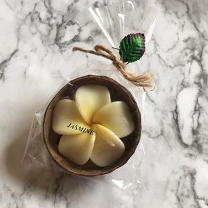 Jasmine scented flower candle